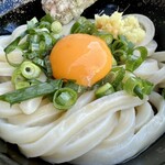須崎食料品店 - 卵黄もうどんも艶々。