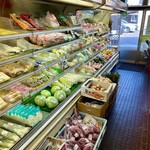 須崎食料品店 - 食料品店なので、野菜も売ってます。