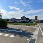 須崎食料品店 - 駐車場。