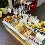 須崎食料品店 - 揚げ物のトッピングコーナー。