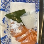 魚屋 Fish.K - アオリイカと　ノルウェーサーモンの刺身。　店主が食べて帰り〜と。　イカのイカり方が半端ない！！　いつもご馳走様です。