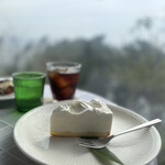 ダダリ - 料理写真:断崖絶壁の席でチーズケーキ