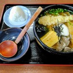 Toyomi Udon - 豊味そば\1160 　中身は海老天、あげ、とろろ、牛肉、卵焼き、ワカメ、こねぎ、刻み海苔　　おにぎり:サービス品佃煮がバッチリ合っていい感じ。