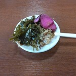 豊味うどん - これは、私の前菜？突き出し？のいつもの小皿。女房は女房で別に取ってます。