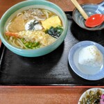 Toyomi Udon - 女房選択　豊味うどん\1080　中身はそばと同じ　昆布&鰹節-しば漬けでおにぎりが美味しい。この日は野菜浅漬けはもう残無し。