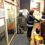 焼肉問屋 牛蔵 - 次回の予約をする会長