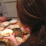 焼肉問屋 牛蔵 - 会長みずからよそってくれました。トングの持ち方がなってないと叱る方もいらっしゃいました。