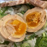 初志 麺屋 居間人 - 『水晶山ら～めん(中太麺)』の煮玉子