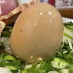 初志 麺屋 居間人 - 『水晶山ら～めん(中太麺)』の煮玉子
