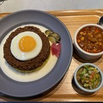 ハブモアカレー - チーズキーマに野菜カレーとフレッシュ野菜ペースト