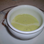 ル ポアン ドゥ ヴュ - 洋ネギとジャガイモのビシソワーズスープ　グリーンピースソース
