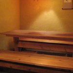 民俗酒家 農楽 - 木のテーブル席が４、５個と二人席があります。