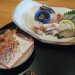 割烹 千代 - お造り定食のお造り。赤えびの頭は唐揚げで。