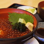 海鮮料理 みはる - いくら丼　みそ汁漬け物付き