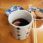 立飲みいこい - ホットワイン、湯呑みに入ってて可愛い