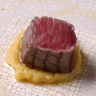 カウンター席で楽しむ、季節の食材とワインのマリアージュ