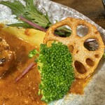 お食事処 だんらん日和 - 本日のランチ(\1,980) メイン：ベーコンエッグハンバーグ　付け合せ：スチームポテト・素揚げれんこん・ブロッコリー