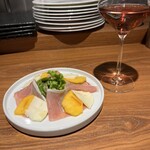 ワイン食堂 ヒノマル - 生ハムと柿とモッツァレラチーズのカプレーゼ