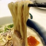 Tori Paitan Soba Rohan - 泡鶏白湯、麺リフトアップ