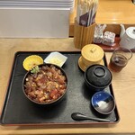 玄海寿司 - 鉄火丼＋味噌汁＋茶碗蒸し＋小鉢。良い感じです。