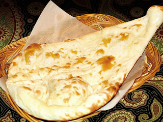 Ankur - ナンは、玉子と牛乳をたっぷりと使っているので、もっちりと甘くそのまま食べてもおいしいです。タンドール窯で、外はカリっと中はふんわりと焼きあげます。
