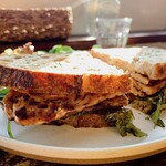 Veg Out - テンペサンド。カンパーニュが良い香りで美味しいです。テンペはふっくらと蒸し焼きのように仕上げてあってしっかり味がついて美味しくいただきました。