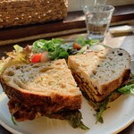 Veg Out - 朝イチ開店2分前到着。列は4組目。海外の方多し。鴨川に面した大きな窓があかるい（まぶしい）店内