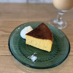 Shokudou Kissa Ibukuro - かぼちゃのチーズケーキ
                        塩味が効いたチーズケーキですが、プラス別添えで
                        岩塩がついてきます。甘じょっぱさが最高の組み合わせ