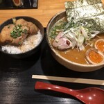 Menya Kohaku - 辛味噌ラーメン・辛さ2倍（950円）、味付け玉子（+100円）、角煮丼（470円）