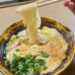 Ippuu - 玉とじうどん(税込660円)
                        フワフワな玉子とじ、昆布と鰹節と甘めな醤油または味醂の優しいお出汁とマッチしていますね
                        剛麺ではありませんが、コシがありモチモチ食感の手打ち饂飩です