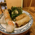 ベトナム料理コムゴン - ディナーコースの春巻き盛り合わせ。酢と味噌タレがついてきて、酢がやはりすき。生春巻きがこのサイズで出てくるのは結構うれしい。関東のセットものだとエビ入ってないベジ仕様の出てきたりするし。