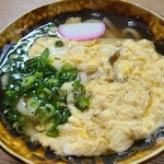 Ippuu - 玉とじうどん(税込660円)
                        トッピングは玉子とじ、紅白蒲鉾1切れ、刻み葱
                        フワフワな玉子とじ、昆布と鰹節と甘めな醤油または味醂の優しいお出汁とマッチしていますね