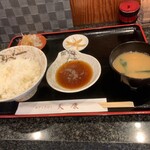 Ten'Yasu - まずは、ご飯、味噌汁、大根の千切り浅漬け、骨煎餅。穴子は、店で仕込んでいるアピールと思われる。