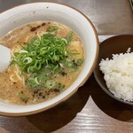 Okonomiyaki Teppanyaki Oosaka Messekuma - 醤油ラーメン　ライス付き830円　この界隈では安い方。