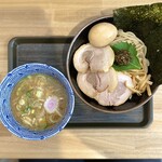 六扇堂 - ・生七味つけ麺 1,000円/税込
            ・特製盛り 200円/税込