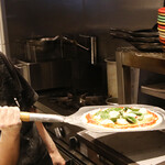 ITALIAN BAR BASIL - ピザ調理風景