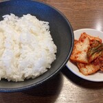 白湯麺専門店 丸福ラーメン - キムチとごはん