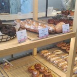 パンとエスプレッソと - レジ待ち列の両隣にパンが並んでいます。列の左手側