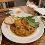 Cafe 湘南テラス - 【鶏もも肉のトマトカチャトーラ】
      柔らかく煮込まれた鶏もも肉とじゃがいも。ほんのり香るニンニクが、食欲をそそる一皿。