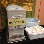 寺子屋本舗 - 店内奥にイスと無料のお茶が用意されてます☆セルフなので飲み放題♪