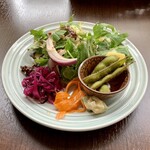 バルバルキッチンアメリ - いつものランチサラダ
      今日は定番の冷奴ではなく枝豆が付いていたが、この枝豆がとても新鮮。グリーンサラダの玉葱やドレッシングも美味。やはりこの店のサラダは満足感が高い。
