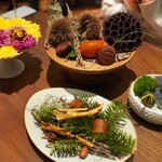 CYCLE by Mauro Colagreco - 飴色玉ねぎをくるんだ玉ねぎのチュイール、パセリをアクセント 　牡蠣のコロッケ、トラゴンハーブ 　鯖と菊をビネガー和えタルト仕立て 　栗のフィナンシェ 