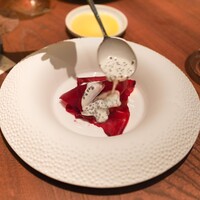 CYCLE by Mauro Colagreco - 塩でくるんで蒸し焼きにしたビーツ、オシェトラキャビア、フレッシュな生クリーム