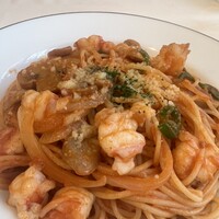 レストラン香味屋 - ナポリタン¥2,300 カットされたブラックタイガーがごろごろ、マッシュルーム・ピーマン・玉ねぎ・チーズ・パセリが絡むトマトソース味が絶妙で美味しい