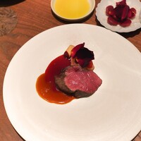 CYCLE by Mauro Colagreco - バラのお花のチュイールの上に鹿肉、バラの花とリンゴを合わせたソース
