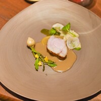 CYCLE by Mauro Colagreco - アンコウ 西洋なつめ草のソース、カブ等のグリル(花をイメージしたお皿)