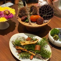 CYCLE by Mauro Colagreco - 飴色玉ねぎをくるんだ玉ねぎのチュイール、パセリをアクセント 　牡蠣のコロッケ、トラゴンハーブ 　鯖と菊をビネガー和えタルト仕立て 　栗のフィナンシェ 