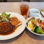 ガスト - ハンバーグデミソース＆チキングリル醤油ソース(日替わりランチ)と蒸し鶏とキノコのサラダ＆ドリンクバー