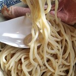 地鶏と伊勢海老 中華そば 頑 - つけ麺の麺の感じ