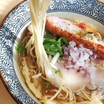 地鶏と伊勢海老 中華そば 頑 - 中華そばの麺の感じ
